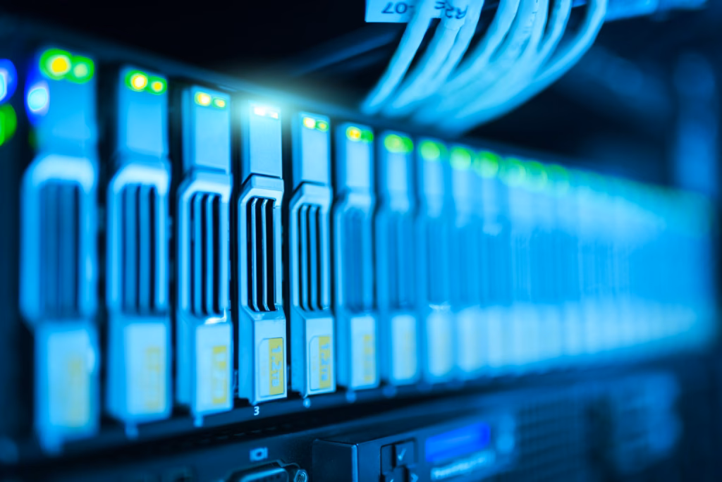 La grande illusione dei dati sintetici nell'IA aziendale — data engineer working with database server infrastructure