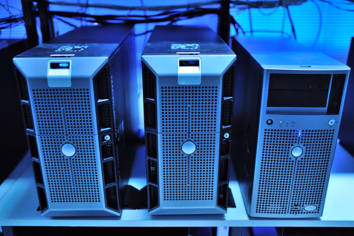 RAG vs fine-tuning: come scegliere l'architettura dati per l'IA — datacenter server racks glowing blue light technical architecture
