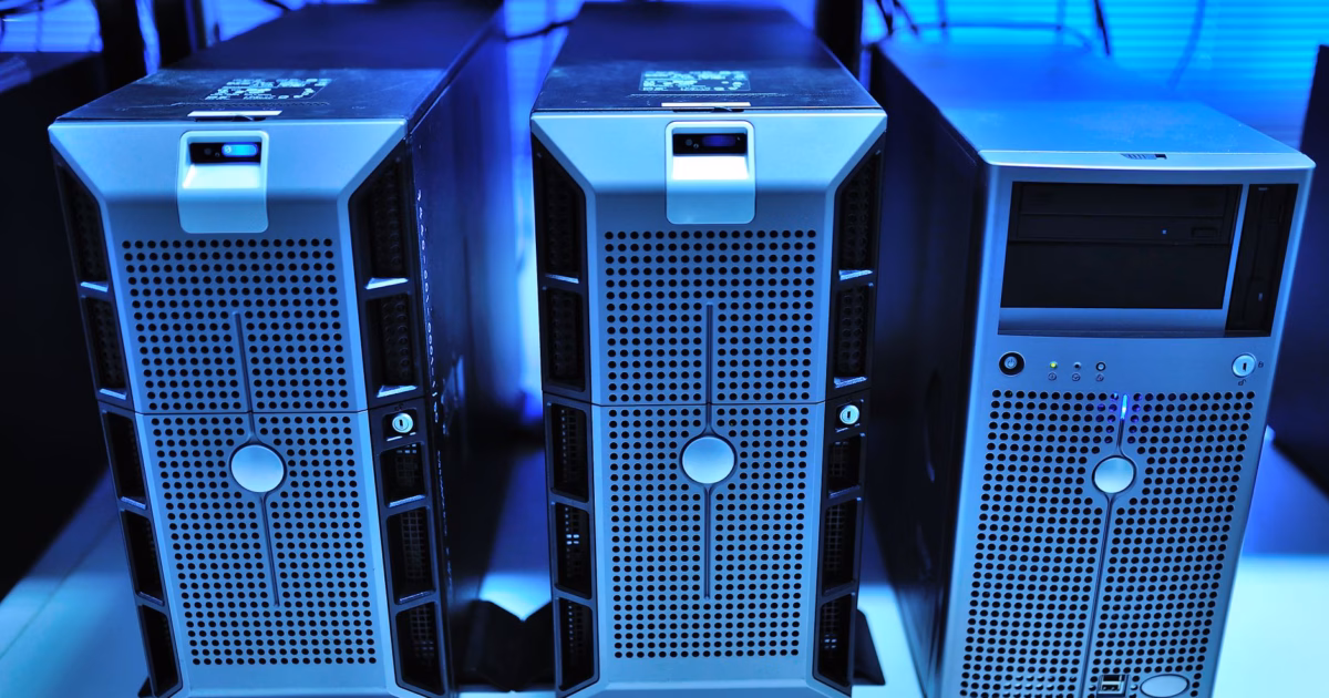 Il costo dell'inferenza: la vera barriera per l'IA — server room cluster with blue led lights high tech datacenter