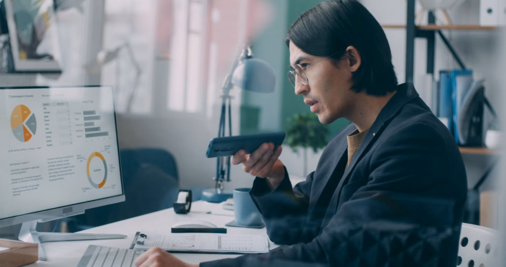 Il paradosso dell'AI Act: la norma che aiuta i big tech — business professionals analyzing data on screens in a modern office