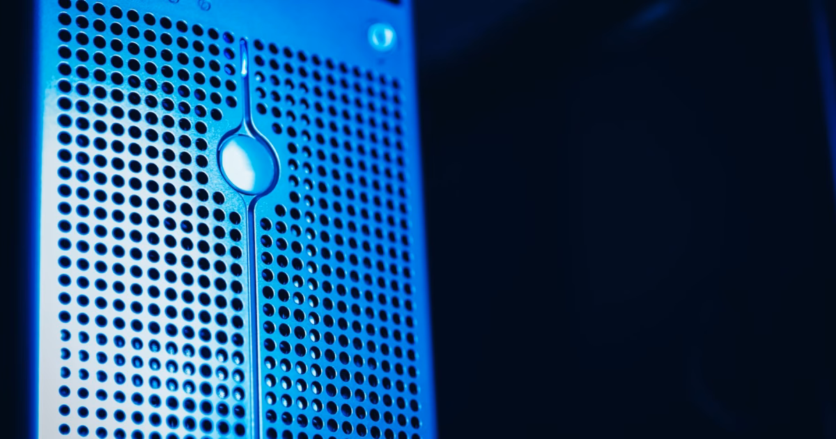Anthropic e la via della sicurezza per l'IA enterprise — modern server room datacenter artificial intelligence infrastructure