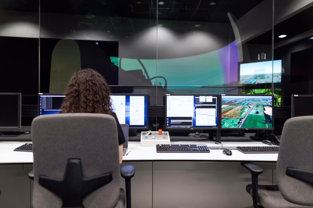 RAG vs fine-tuning: come scegliere l'architettura dati per l'IA — software engineer analyzing complex data flows on multiple screens