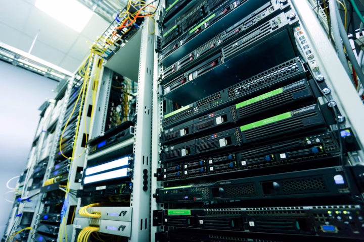 Come implementare l'IA generativa in azienda con il GDPR — data classification security server room