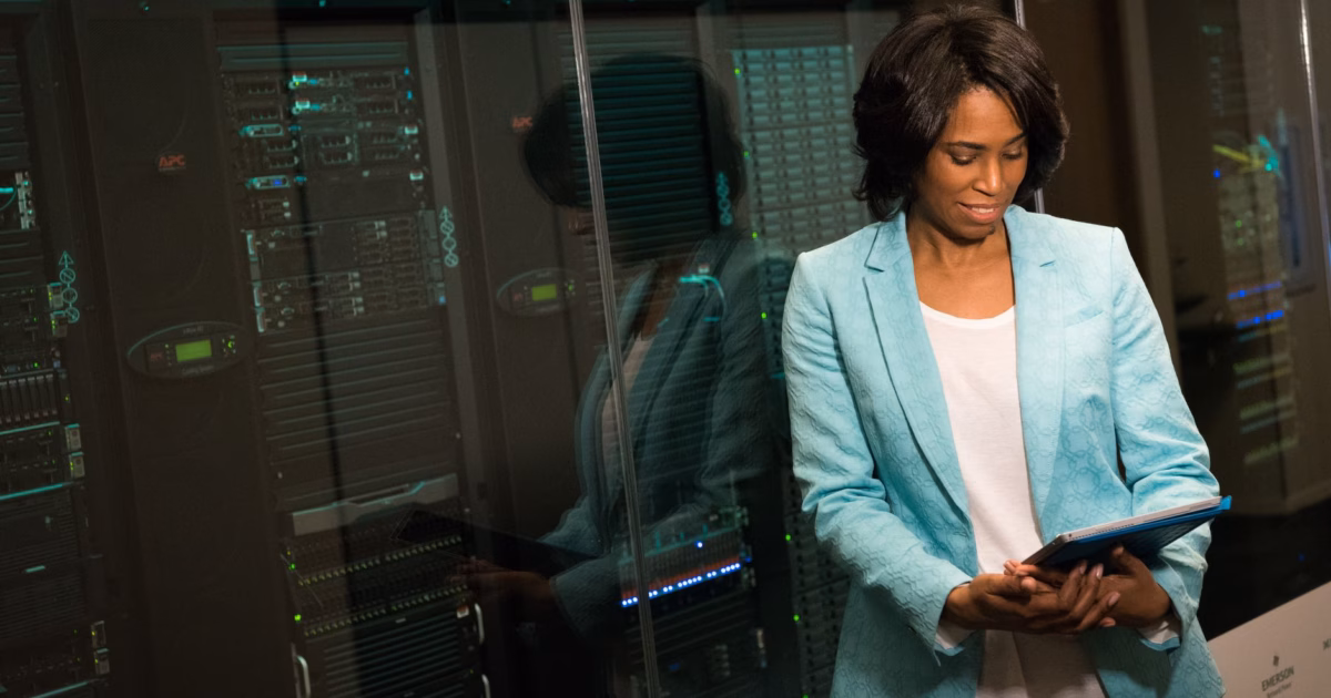 Come integrare l'IA generativa con i sistemi ERP e CRM legacy — enterprise database system connection technology concept