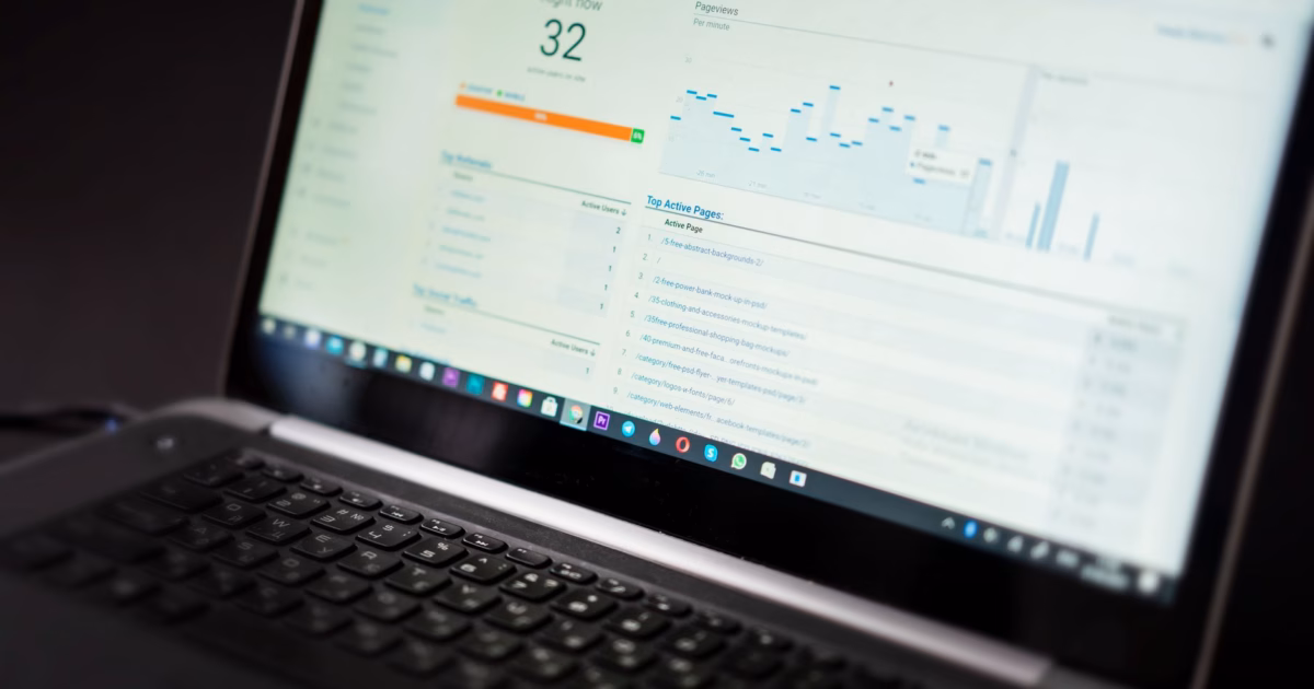 Come valutare l'accuratezza di un sistema RAG aziendale — data quality metrics dashboard on computer screen