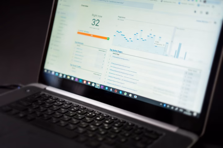 Come valutare l'accuratezza di un sistema RAG aziendale — data quality metrics dashboard on computer screen