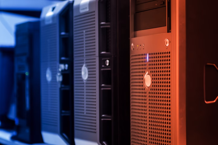 Oltre i Transformer: l'efficienza delle Liquid Neural Networks — server room infrastructure energy efficiency