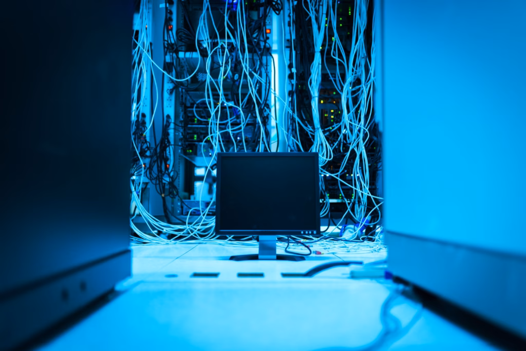 Come strutturare un AI Center of Excellence (CoE) aziendale — it professional engineers monitoring data servers dashboard