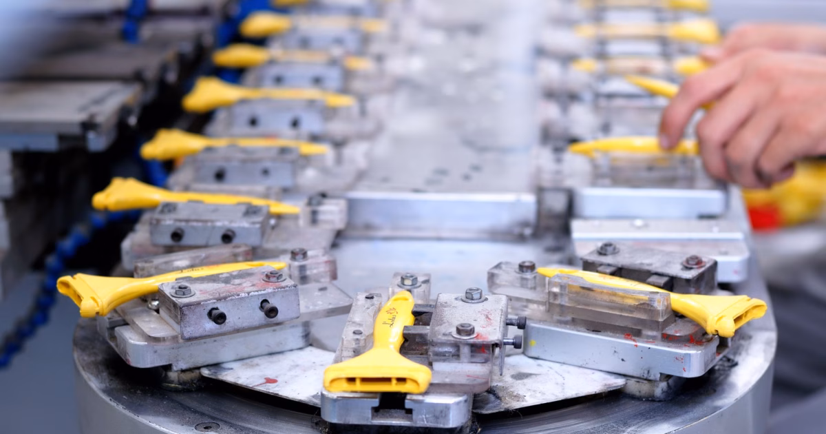 Toyota addestra i robot umanoidi con gli operai — industrial humanoid robot factory assembly line