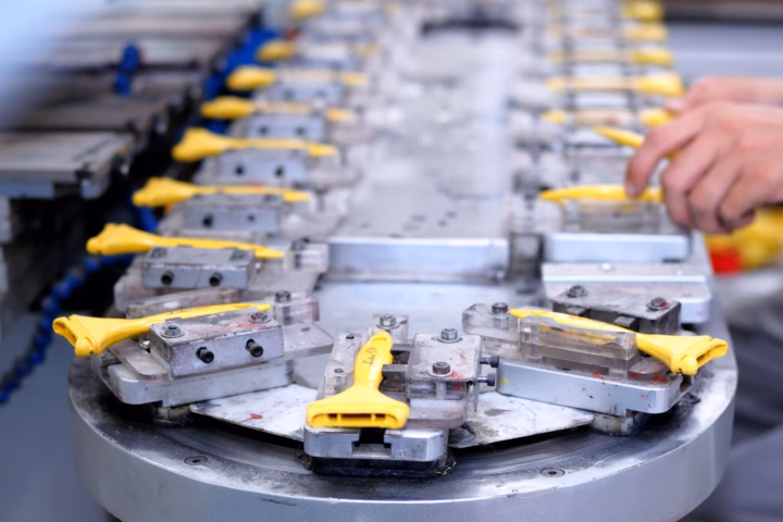Toyota addestra i robot umanoidi con gli operai — industrial humanoid robot factory assembly line
