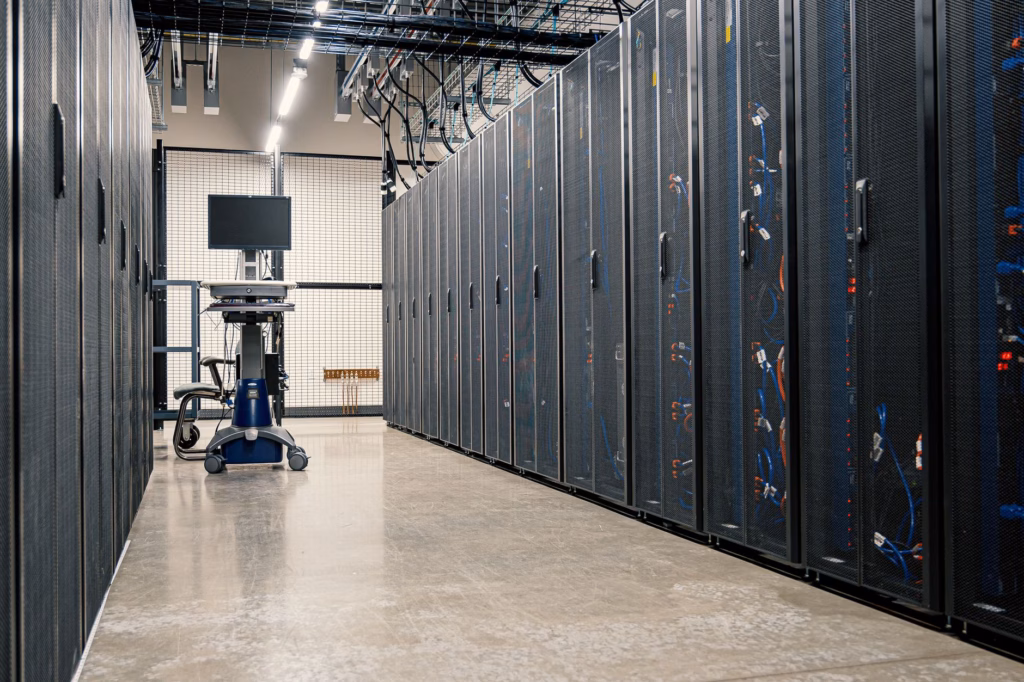 MLOps: la transizione necessaria per l'IA aziendale — machine learning operations flow diagram server room
