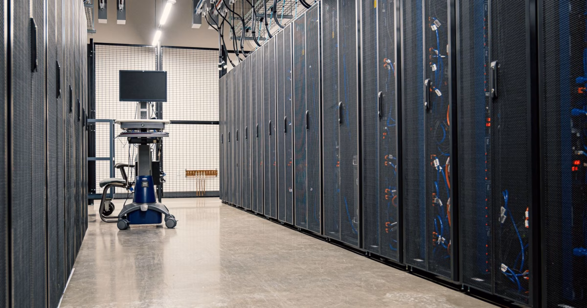 MLOps: la transizione necessaria per l'IA aziendale — machine learning operations flow diagram server room