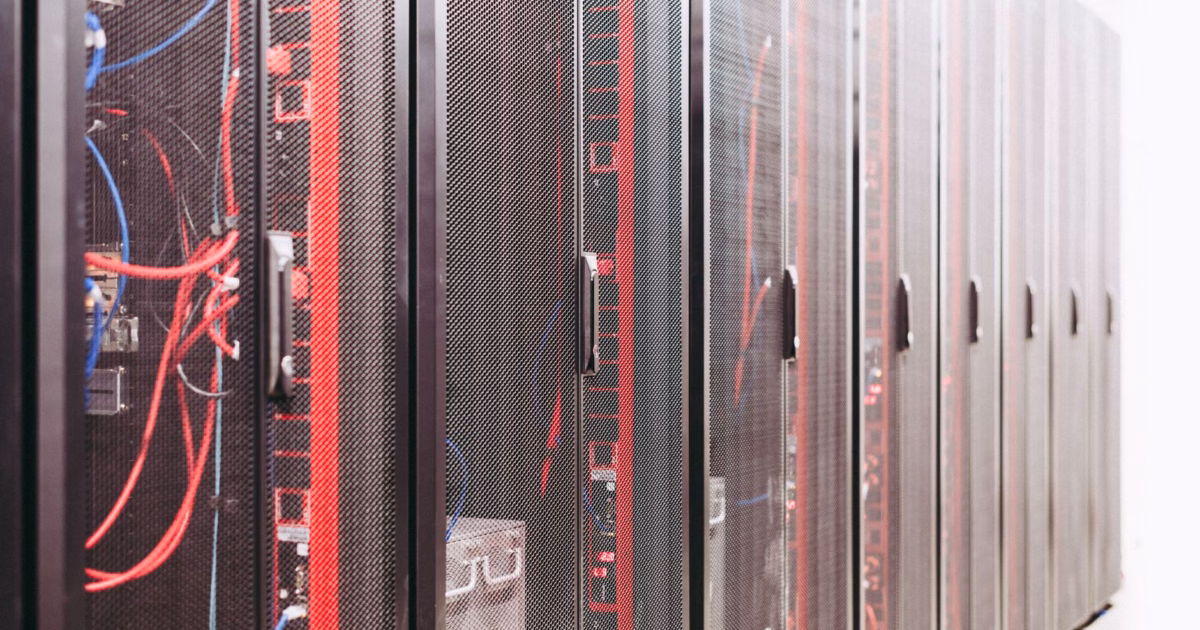 La rivoluzione degli SLM: efficienza e privacy per l'IA aziendale — server room modern energy efficient data center