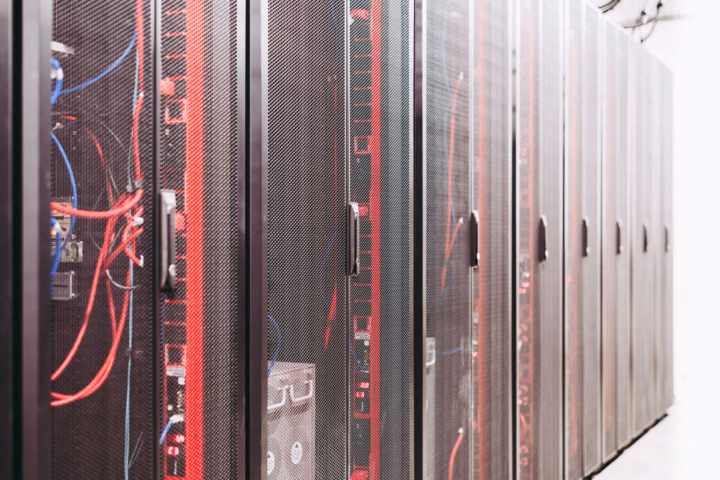 La rivoluzione degli SLM: efficienza e privacy per l'IA aziendale — server room modern energy efficient data center