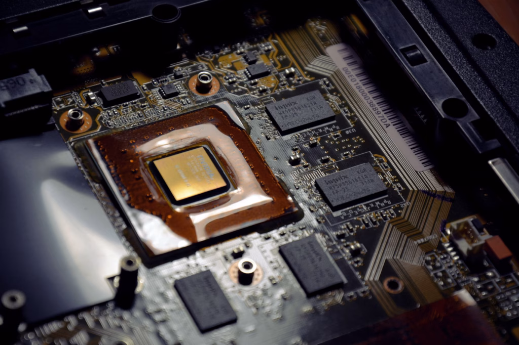 NPU e on-device AI: la svolta dell'inferenza locale in azienda — modern laptop processor microchip close up