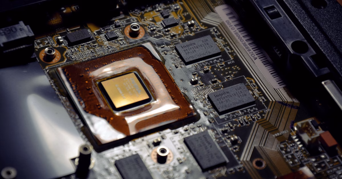 NPU e on-device AI: la svolta dell'inferenza locale in azienda — modern laptop processor microchip close up
