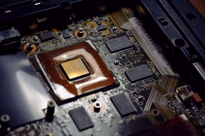 NPU e on-device AI: la svolta dell'inferenza locale in azienda — modern laptop processor microchip close up