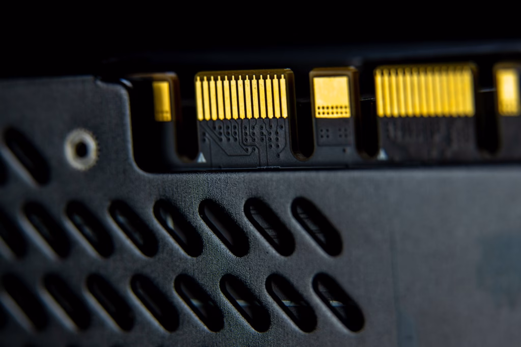 La rivoluzione degli SLM: efficienza e privacy per l'IA aziendale — edge computing device technology close up