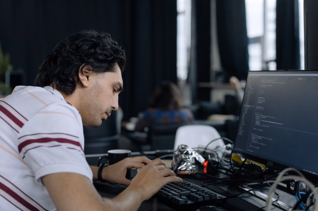 Come valutare l'accuratezza di un sistema RAG aziendale — software engineer analyzing code graphs on a monitor