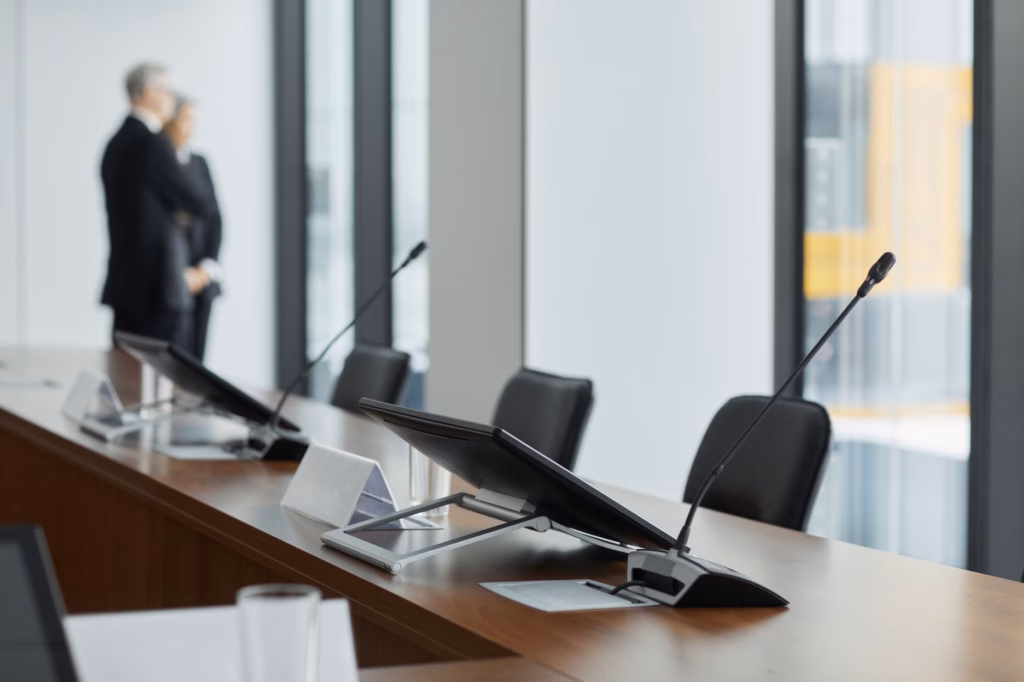 Come strutturare un AI Center of Excellence (CoE) aziendale — corporate business meeting room digital technology planning