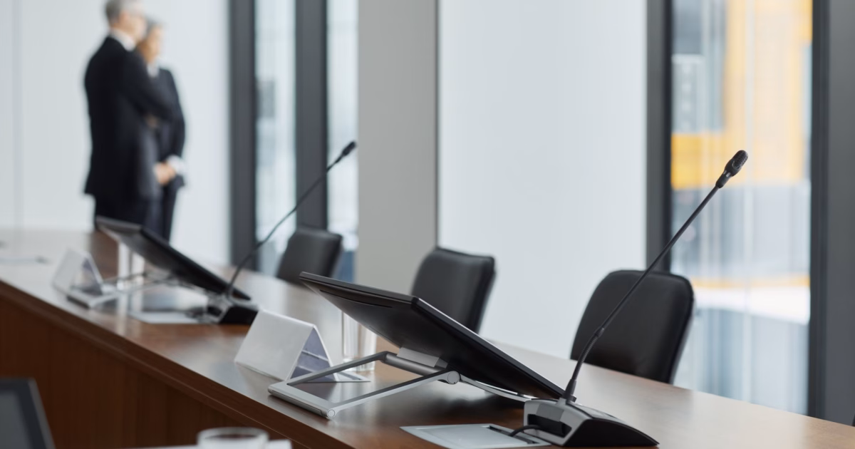 Come strutturare un AI Center of Excellence (CoE) aziendale — corporate business meeting room digital technology planning