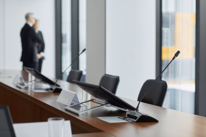 Come strutturare un AI Center of Excellence (CoE) aziendale — corporate business meeting room digital technology planning