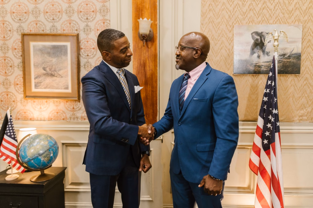 Dario Amodei incontra Trump: la geopolitica dell'IA — executive political business dinner meeting handshake