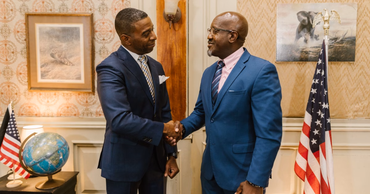 Dario Amodei incontra Trump: la geopolitica dell'IA — executive political business dinner meeting handshake