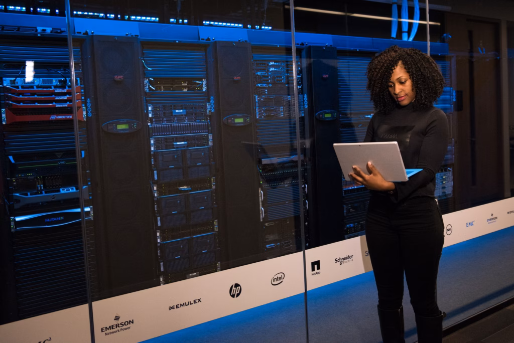 Come implementare i guardrails per i LLM aziendali — software developer analyzing server logs security dashboard