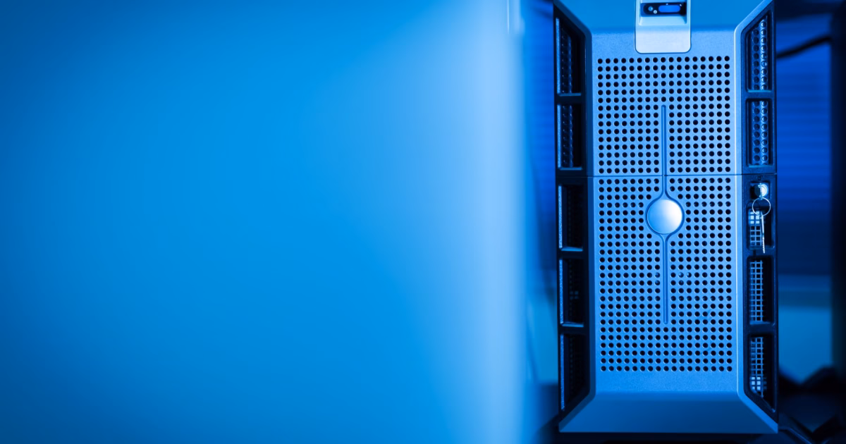 Mistral sfida i giganti closed-source con Le Chonk — modern enterprise data center servers with blue led lights