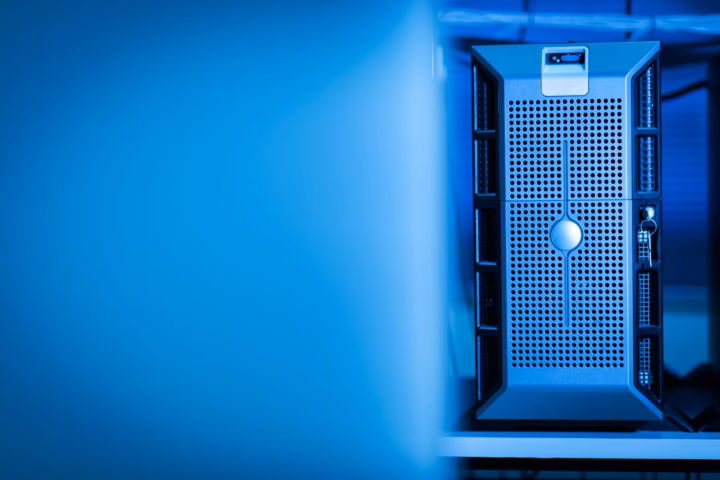 Mistral sfida i giganti closed-source con Le Chonk — modern enterprise data center servers with blue led lights