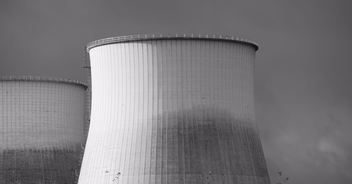 La svolta nucleare dei data center per l'era dell'IA — modern nuclear reactor smr facility high tech