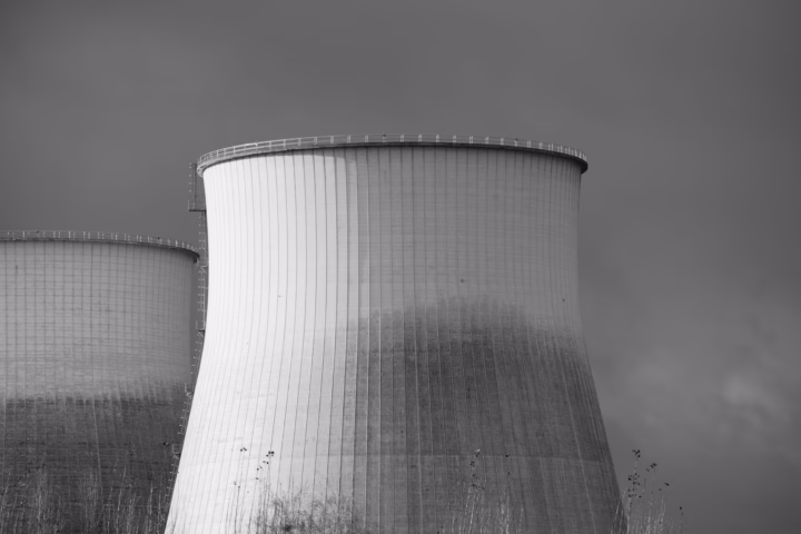 La svolta nucleare dei data center per l'era dell'IA — modern nuclear reactor smr facility high tech