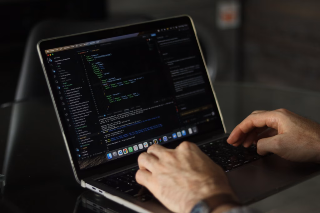 Model Context Protocol: il nuovo standard per l'IA enterprise — software engineer analyzing code interface on laptop screen