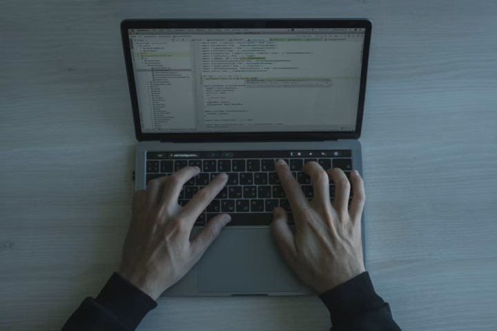 Anthropic Computer Use e la nuova era dell'automazione legacy — software engineer analyzing legacy user interface code