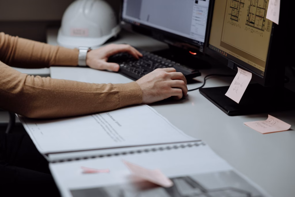 NVIDIA NIM e la microservitizzazione dei LLM nell'enterprise — software engineer working on kubernetes architecture microservices