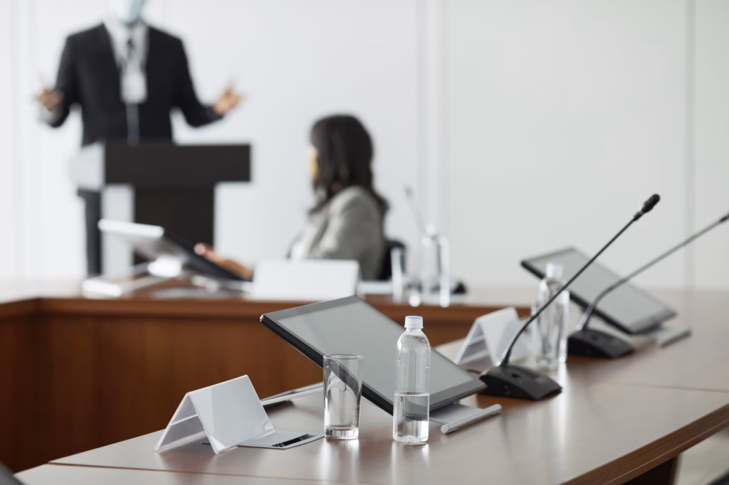 ISO 42001: la nuova governance per l'IA aziendale — corporate boardroom compliance presentation
