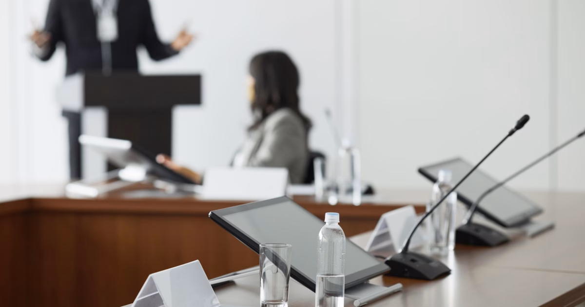 ISO 42001: la nuova governance per l'IA aziendale — corporate boardroom compliance presentation