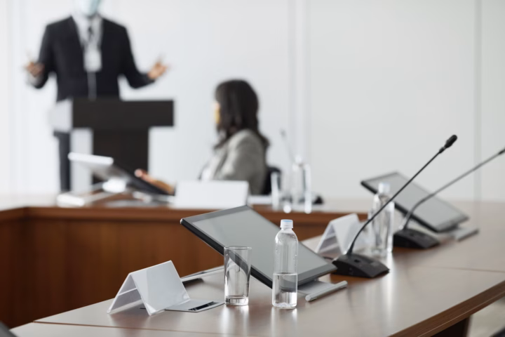 ISO 42001: la nuova governance per l'IA aziendale — corporate boardroom compliance presentation