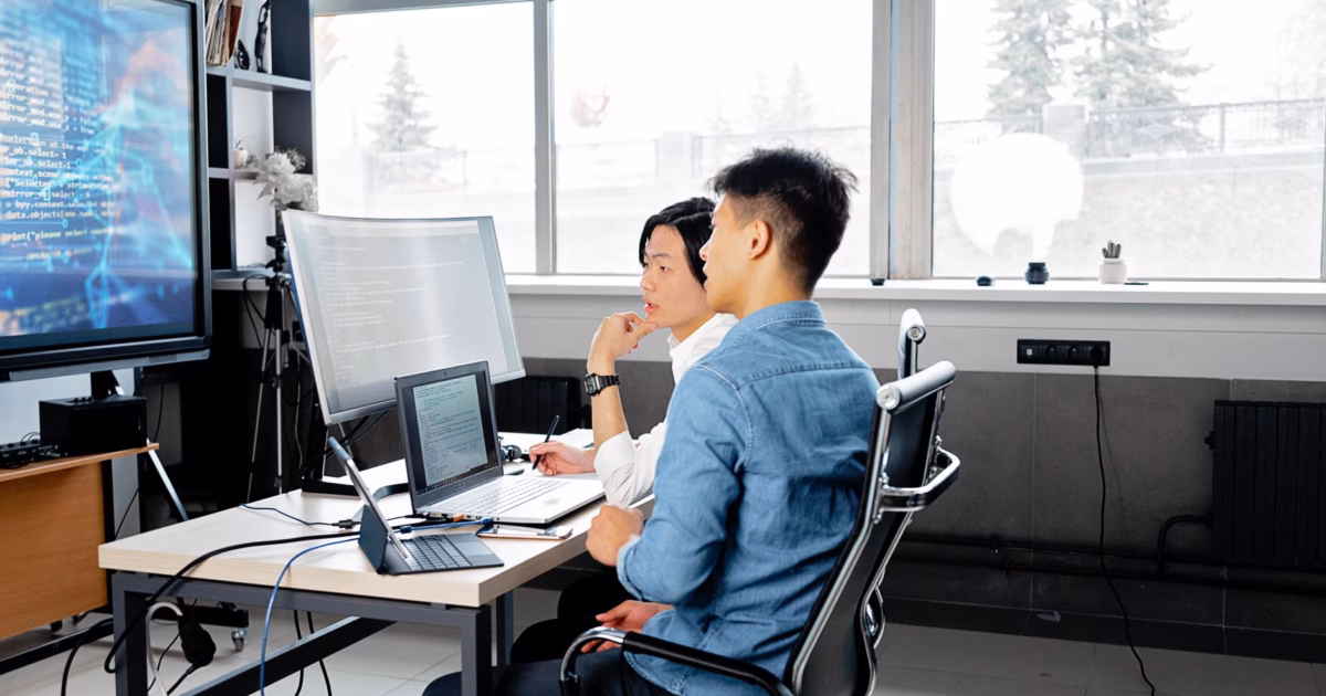 Come condurre un AI readiness assessment aziendale — software engineers analyzing data on screens in modern office